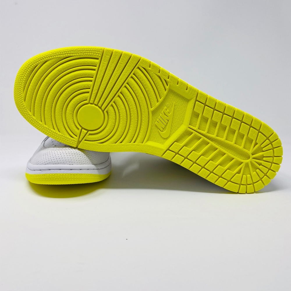 Jordan 1 Retro High OG “First Class Flight” - Picture 4 of 8